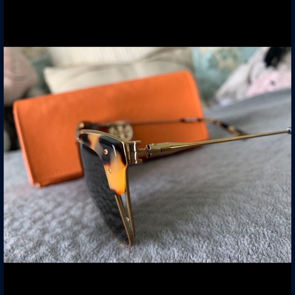 Tory Burch sunglasses - Picture 2 of 3